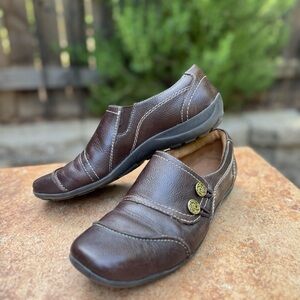 Woman’s  Brown Leather Slip-On Flat Shoes. (7.5M)